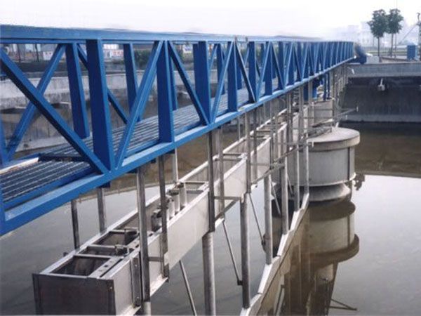 全橋式周邊轉(zhuǎn)動(dòng)吸泥機(jī)